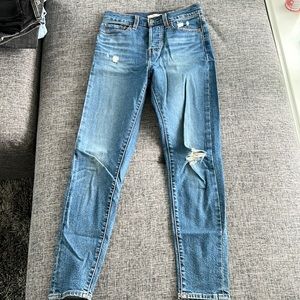 Levi wedgie skinny jean with rips